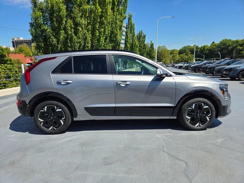 Used 2023 Kia Niro Wind FWD image 2