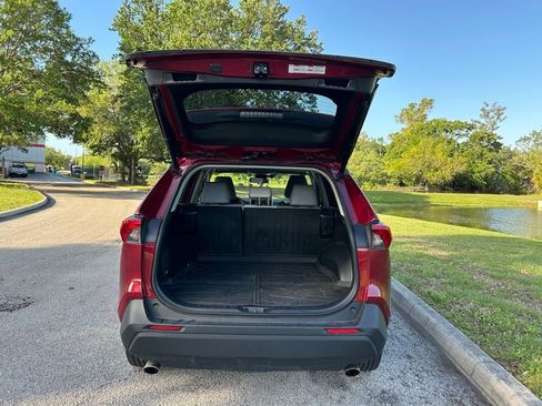 Used 2020 Toyota RAV4 XLE Premium image 10