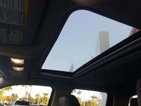 Used 2024 Nissan Frontier SL w/ Technology Package image 17