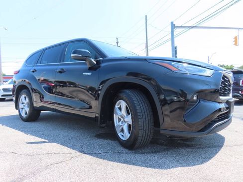 Used 2020 Toyota Highlander LE AWD/4WD image 2