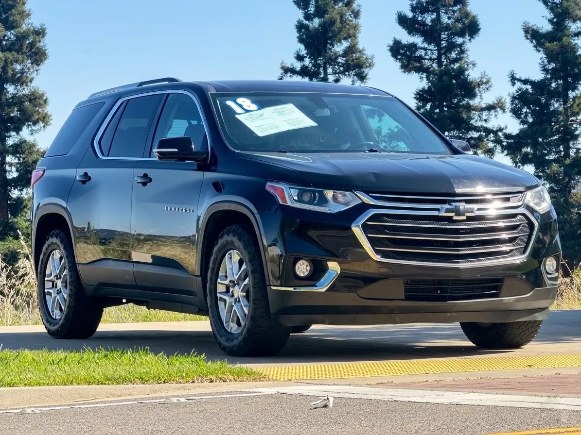Used 2018 Chevrolet Traverse LT FWD image 1