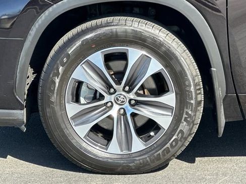 Used 2022 Toyota Highlander XLE AWD/4WD image 32