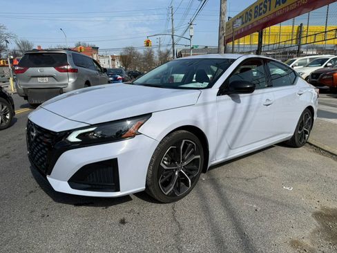 Used 2025 Nissan Altima 2.5 SR FWD image 3
