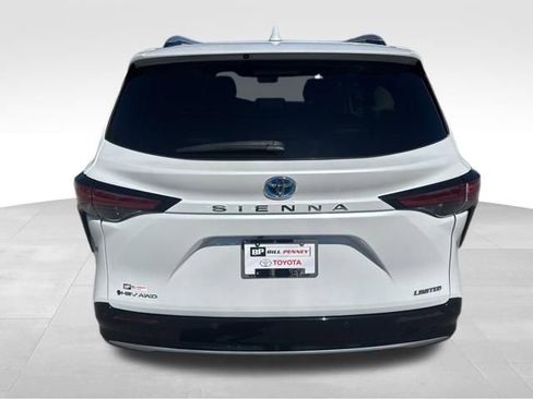 Used 2025 Toyota Sienna Limited AWD/4WD image 4