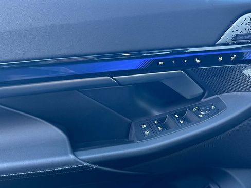 Used 2025 BMW M5 w/ Carbon Package image 10