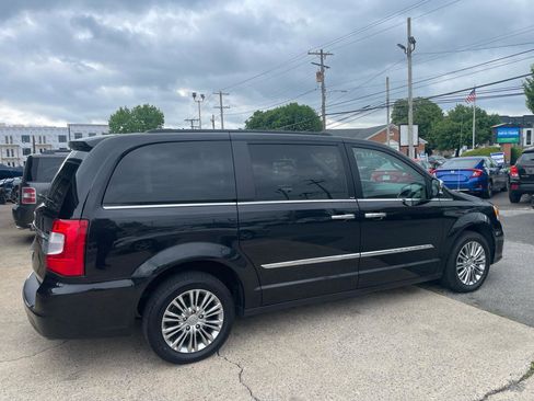 Used 2013 Chrysler Town & Country Touring-L w/ Entertainment Group #2 FWD image 15