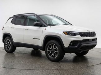 Used 2025 Jeep Compass Trailhawk video 1