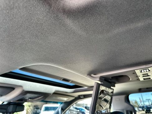 Used 2018 GMC Yukon SLT w/ Premium Edition image 19