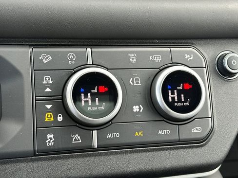 Used 2023 Land Rover Defender 110 SE image 21