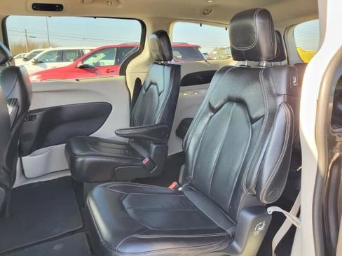 Used 2022 Chrysler Pacifica Touring-L image 11