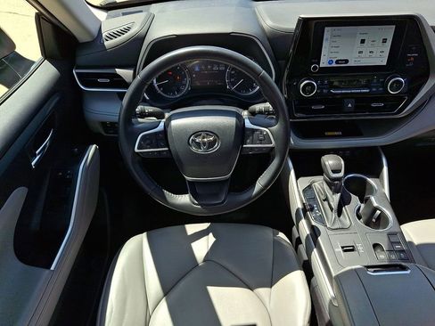 Used 2023 Toyota Highlander XLE FWD image 11