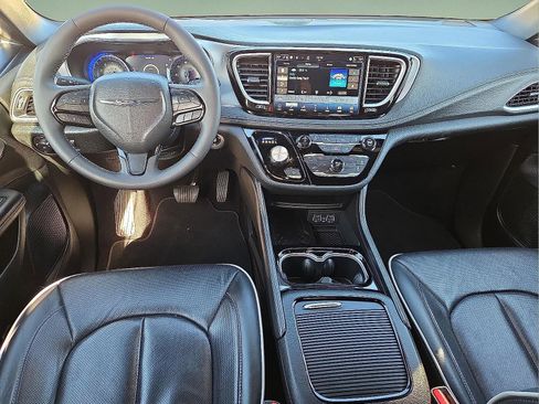 Used 2025 Chrysler Pacifica Limited image 12