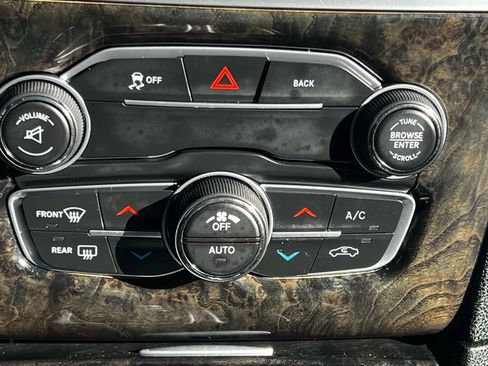 Used 2016 Chrysler 300 C image 34