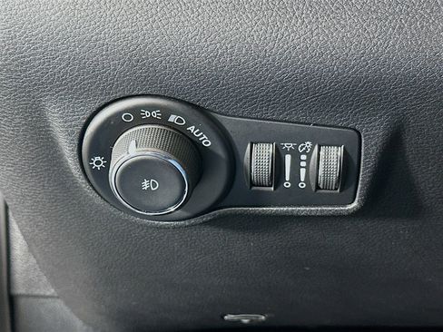 Used 2025 Jeep Compass Limited image 17