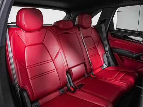 Certified 2023 Porsche Cayenne AWD/4WD image 6