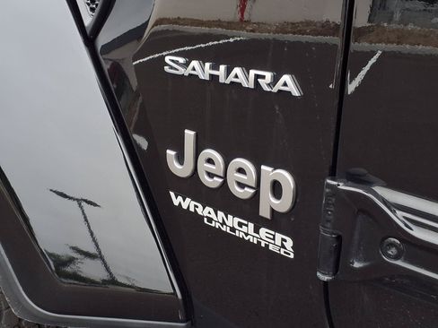 Used 2022 Jeep Wrangler Unlimited Sahara w/ LED Lighting Group AWD/4WD image 33