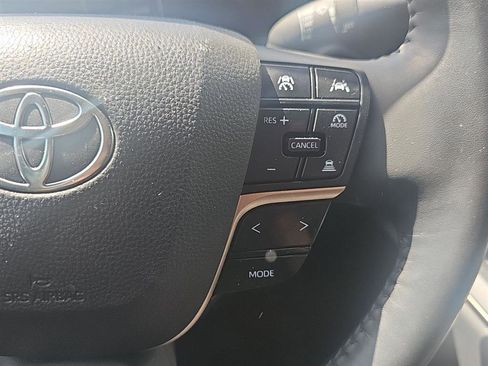 Used 2023 Toyota Crown AWD/4WD image 18