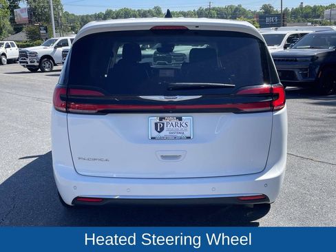 Certified 2023 Chrysler Pacifica Touring-L FWD image 8