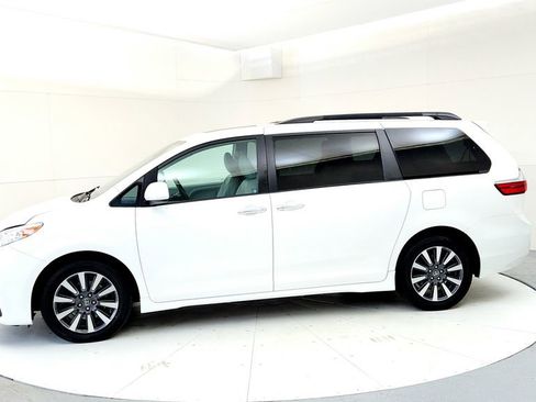 Used 2019 Toyota Sienna XLE w/ XLE Navigation Package AWD/4WD image 3