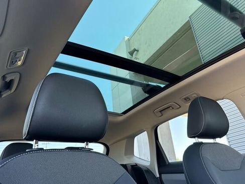 Certified 2022 Volkswagen Taos SE w/ Panoramic Sunroof Package image 16