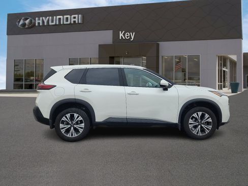 Used 2023 Nissan Rogue SV image 3