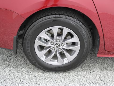 Used 2026 Toyota Sienna XLE FWD image 6