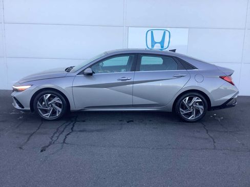 Used 2025 Hyundai Elantra SEL FWD image 2