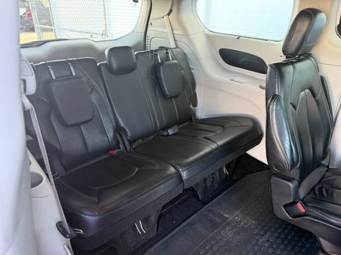 Used 2022 Chrysler Pacifica Touring-L FWD image 15