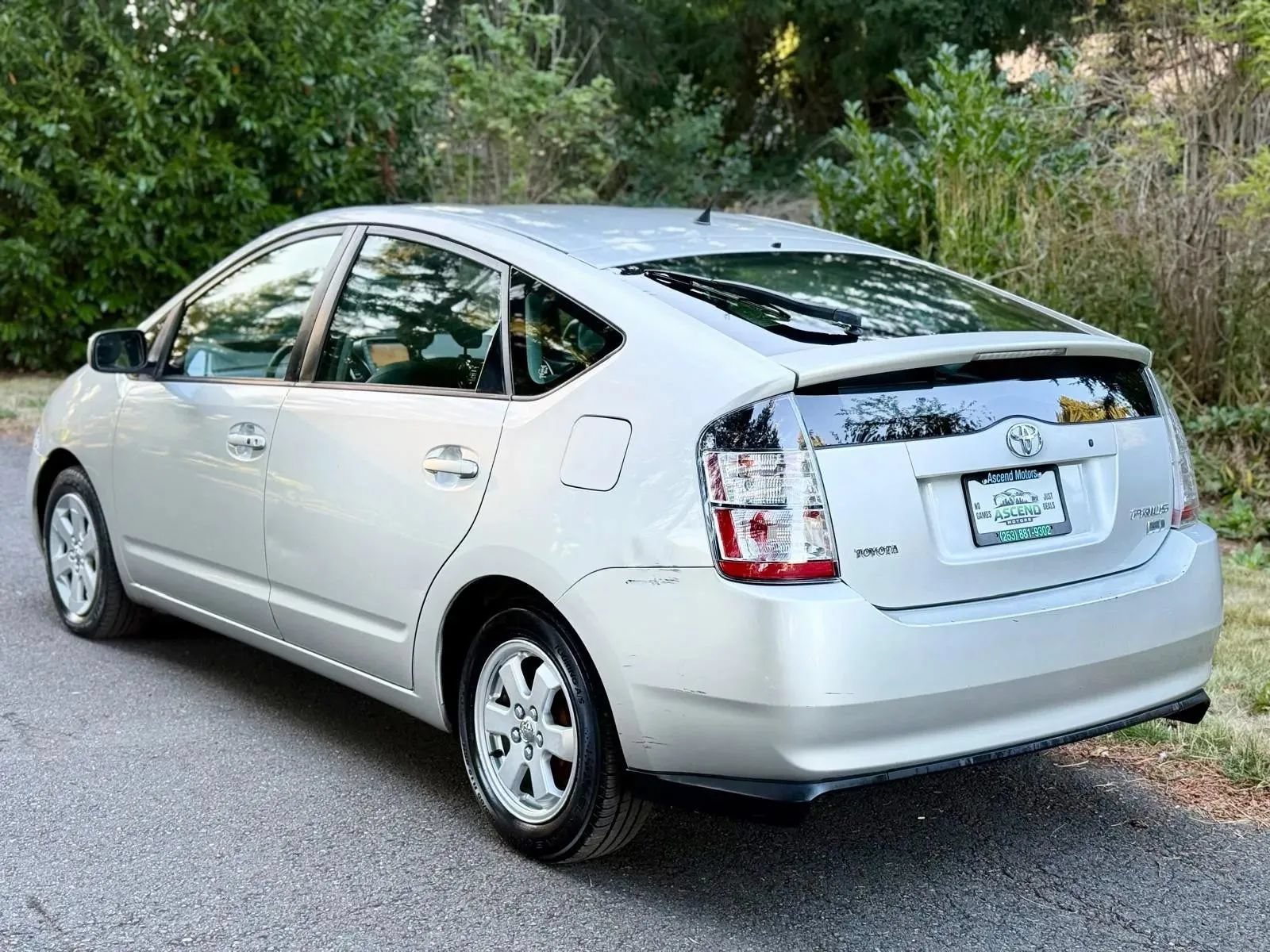 Used 2005 Toyota Prius w/ Pkg 6 FWD image 3