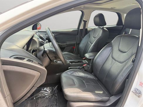 Used 2016 Ford Focus SE w/ Equipment Group 201A FWD image 2