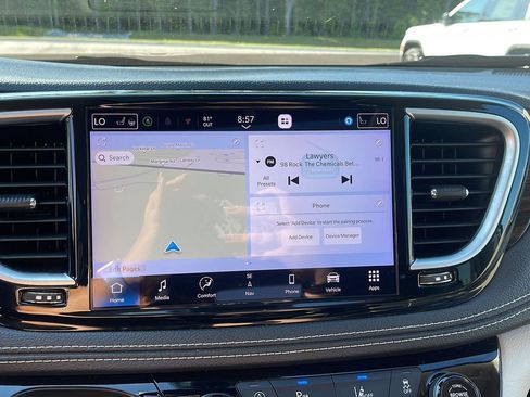 Used 2023 Chrysler Pacifica Limited FWD image 22