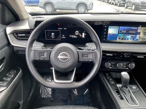 Used 2025 Nissan Kicks SV image 16