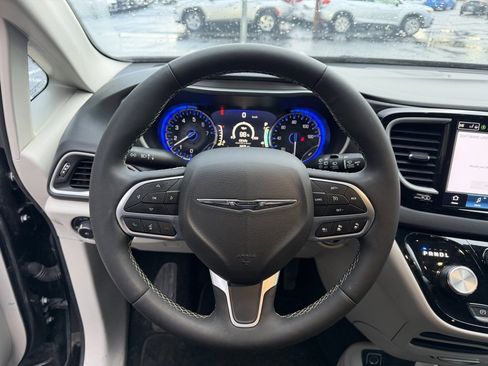 Used 2024 Chrysler Pacifica Touring-L image 19