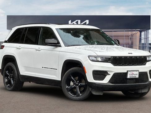 Used 2023 Jeep Grand Cherokee Altitude image 2