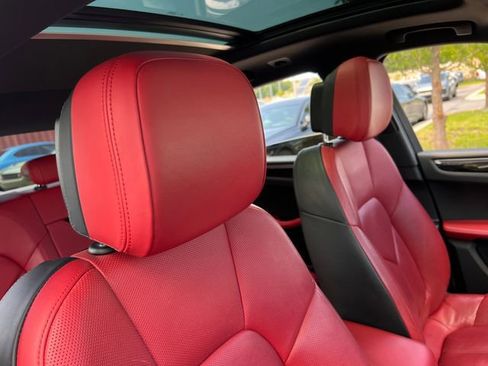 Used 2019 Porsche Macan AWD/4WD image 32