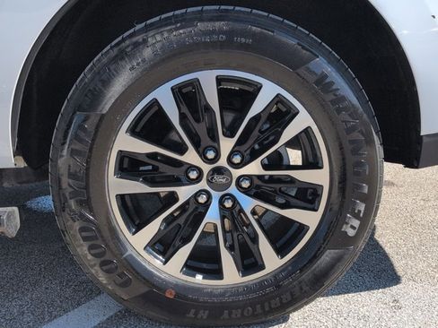 Certified 2025 Ford Expedition Platinum image 25