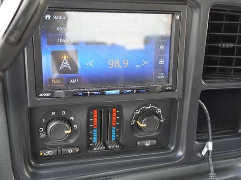 Used 2005 Chevrolet Silverado 2500 LS w/ Heavy-Duty Power Package AWD/4WD image 19