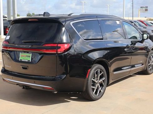 New 2027 Chrysler Pacifica Pinnacle w/ Theater Group FWD image 6