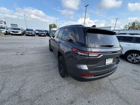 Used 2024 Jeep Grand Cherokee Altitude AWD/4WD image 7