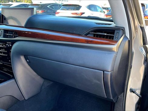 Used 2020 Lexus LX 570 4WD w/ Luxury Package image 18