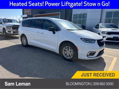Used 2025 Chrysler Pacifica Select