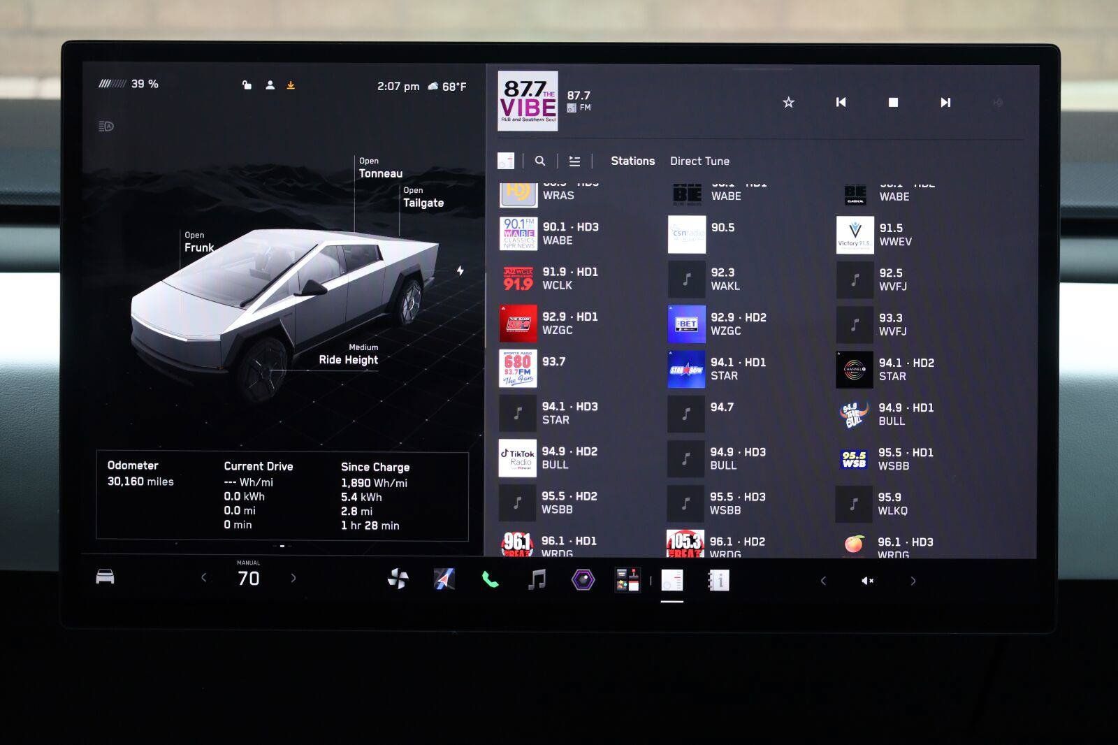 Used 2024 Tesla Cybertruck AWD Crew Cab image 40