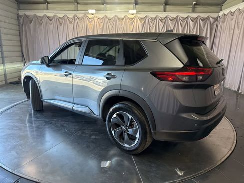 Used 2025 Nissan Rogue SV image 7