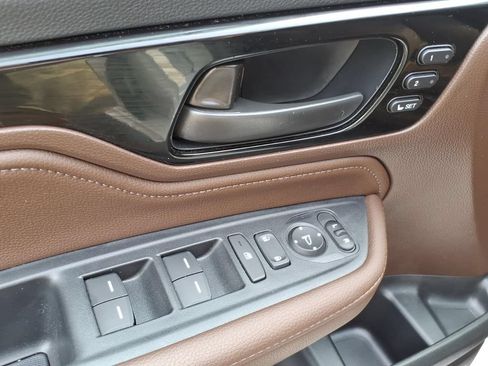 Used 2025 Honda Odyssey Touring image 11