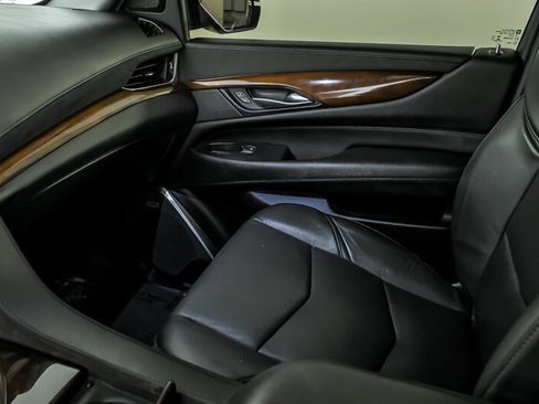 Used 2019 Cadillac Escalade Luxury AWD/4WD image 32
