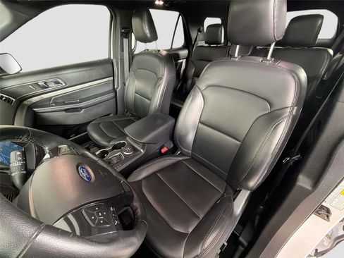 Used 2019 Ford Explorer XLT w/ Equipment Group 202A AWD/4WD image 17