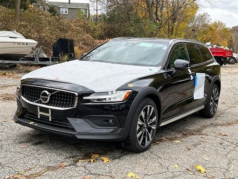 New 2026 Volvo V60 B5 Cross Country Ultra w/ Protection Package Premier image 5