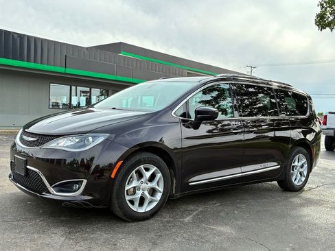 Used 2017 Chrysler Pacifica Touring-L Plus w/ Tire & Wheel Group FWD image 2