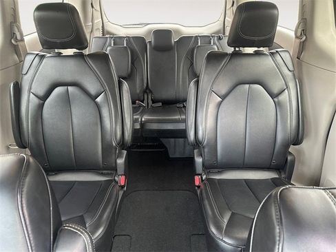 Used 2024 Chrysler Pacifica Touring-L image 13