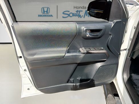 Used 2016 Toyota Tacoma TRD Sport w/ Premium & Technology Package image 19